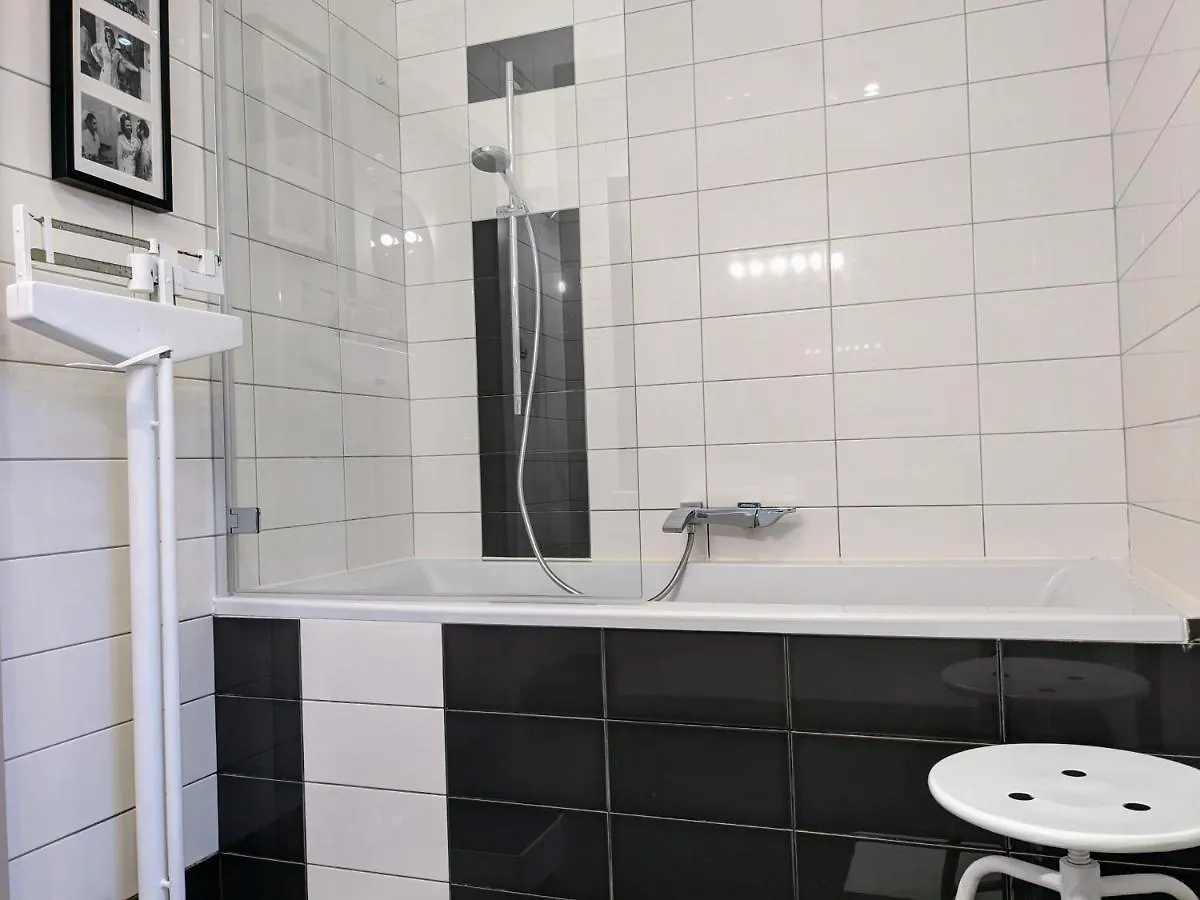 Spielberg 2 Bedroom Apartment ワルシャワ